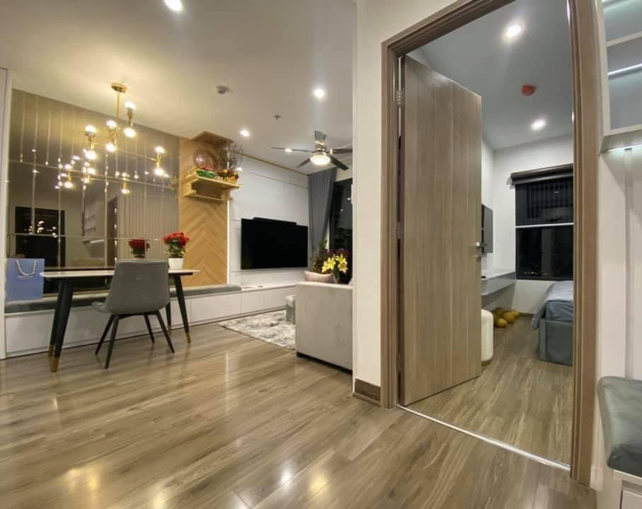 Sự đồng đều của màu sắc vân gỗ khi được lắp đặt từ phòng khách tới phòng ngủ sẽ giúp không gian trở nên rộng rãi hơn.