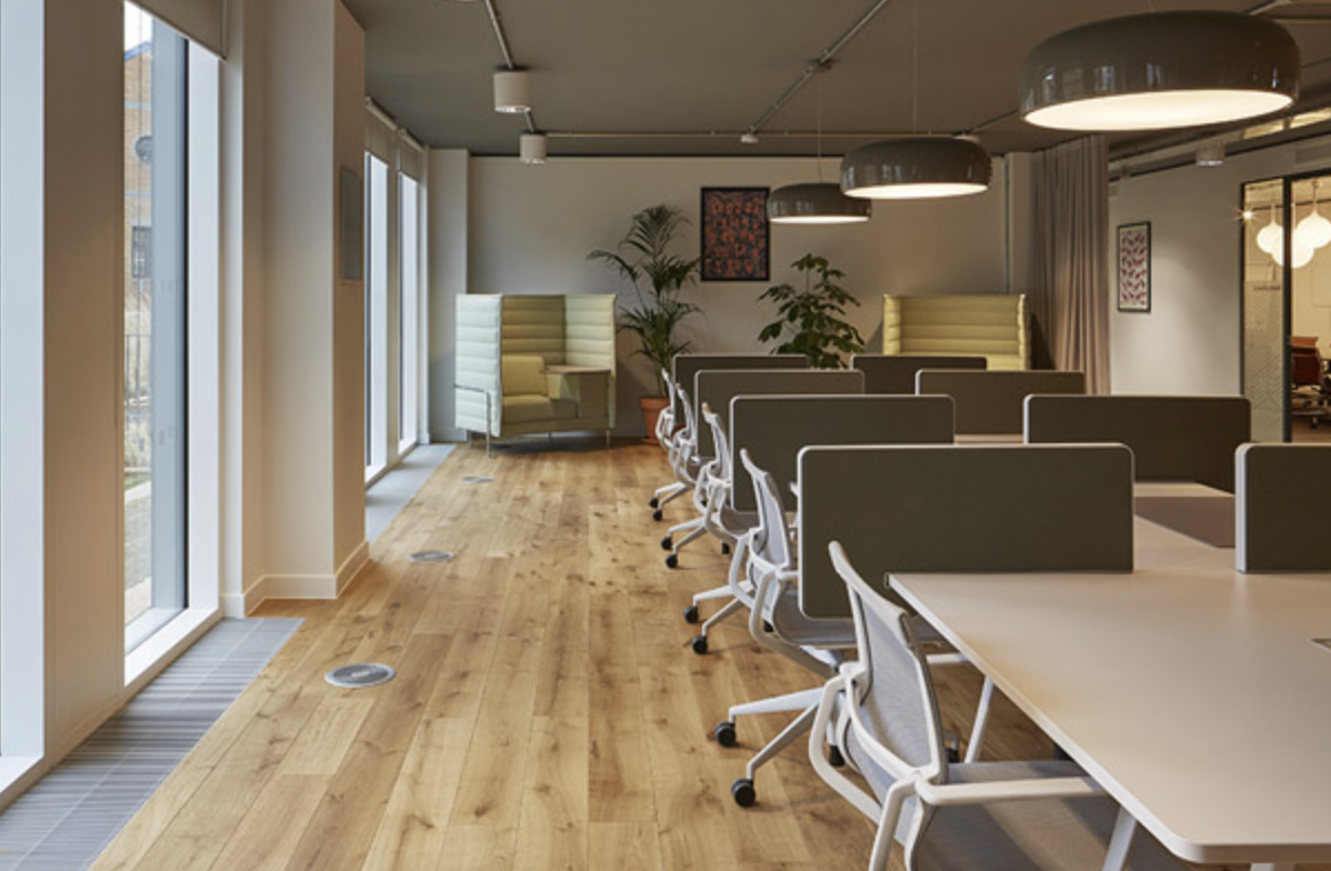Gỗ lát sàn công nghiệp là một lựa chọn sang trọng cho lắp đặt sàn gỗ tại phòng làm việc.