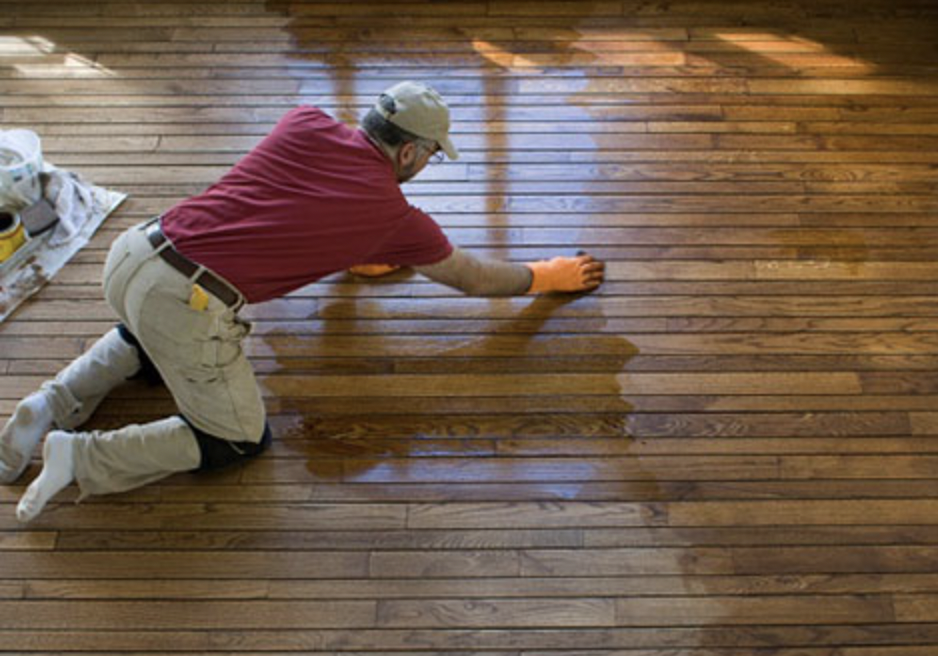 Kiểm tra độ phẳng của sàn là bước đầu tiên trong quá trình nghiệm thu sàn gỗ.