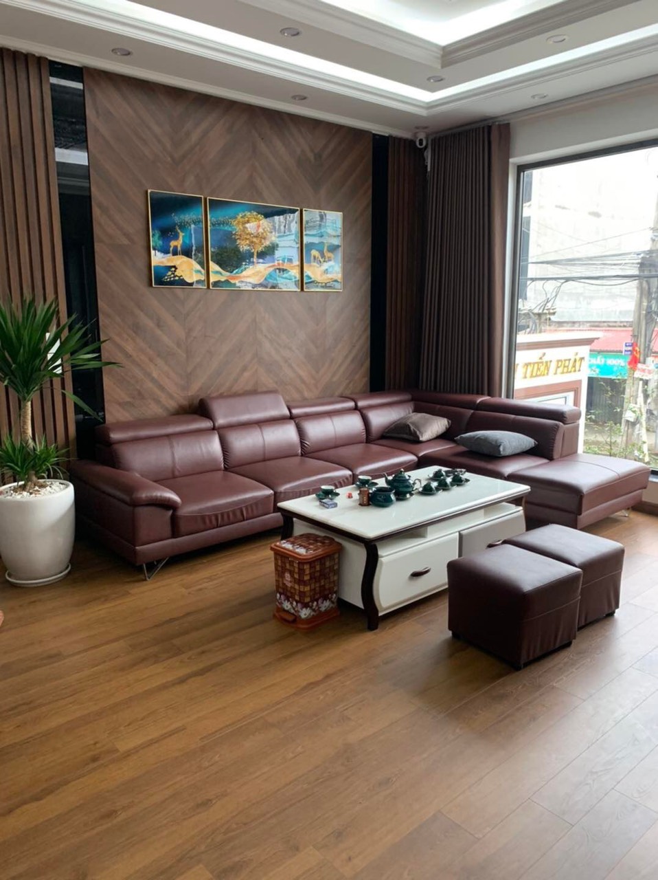 Cận cảnh sàn gỗ Dios đẹp tự nhiên tại không gian phòng khách được thi công và hoàn thiện tại Sơn Tháu