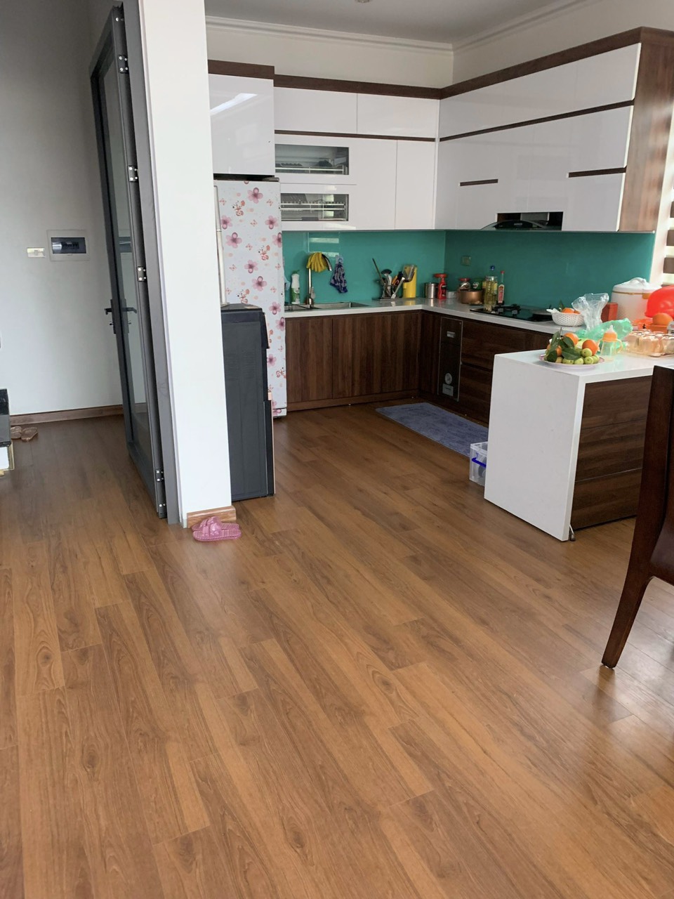 Không gian phòng bếp tuy được thiết kế theo phong cách tối giản nhưng vẫn nổi bật khi kết hợp với sàn gỗ DIOS tone màu nâu sáng.