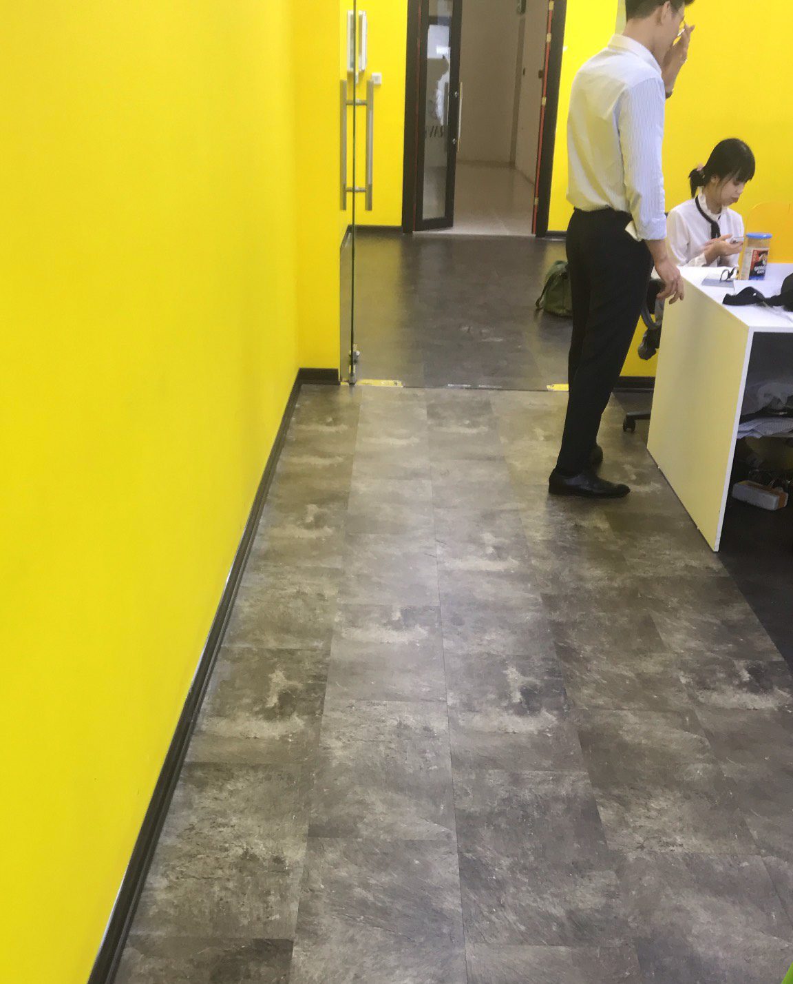 Sàn Nhựa Vân đá GLOTEX với thiết kế hiện đại phù hợp lắp đặt tại văn phòng.