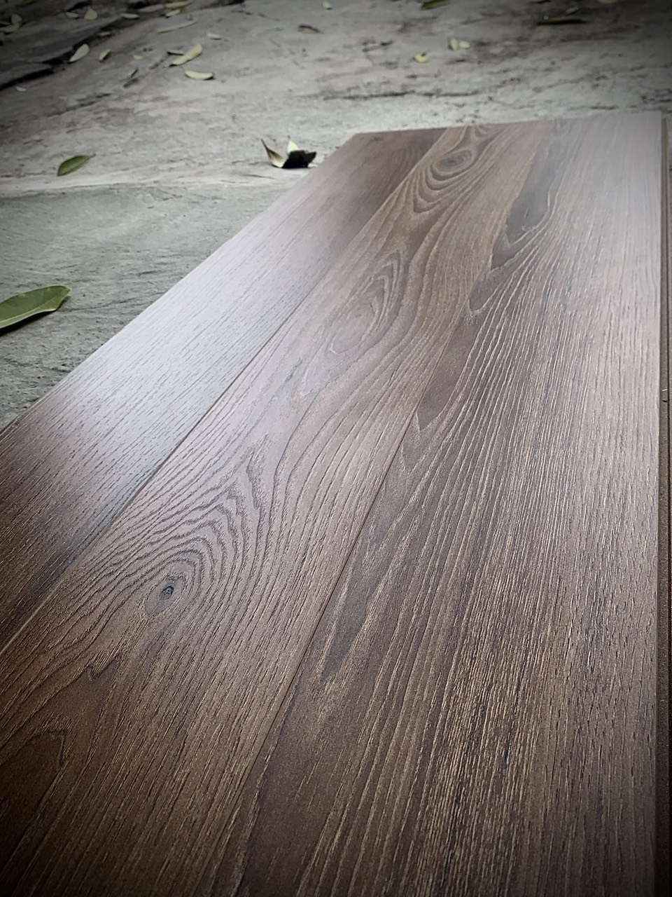 Sàn gỗ với các đường vân nổi trên bề mặt tạo cảm giác tự nhiên như vân gỗ thật.